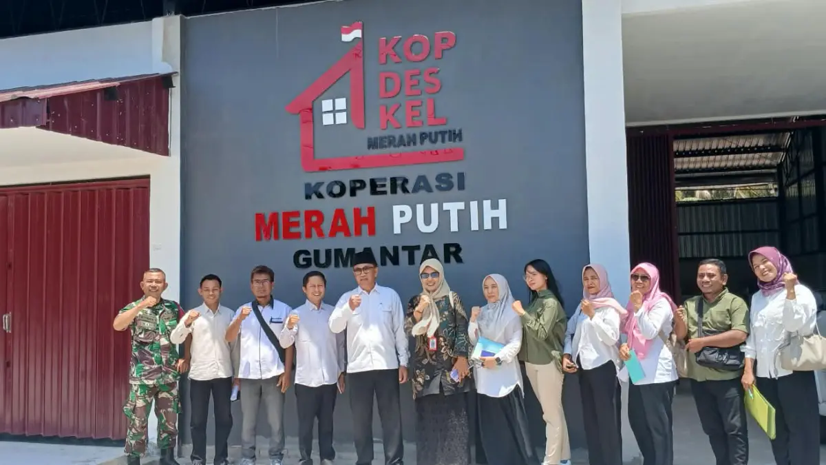 MASIH DICEK: Tim ferval lintas OPD saat melihat kelengkapan sarana dan prasarana KDMP Desa Gumantar.