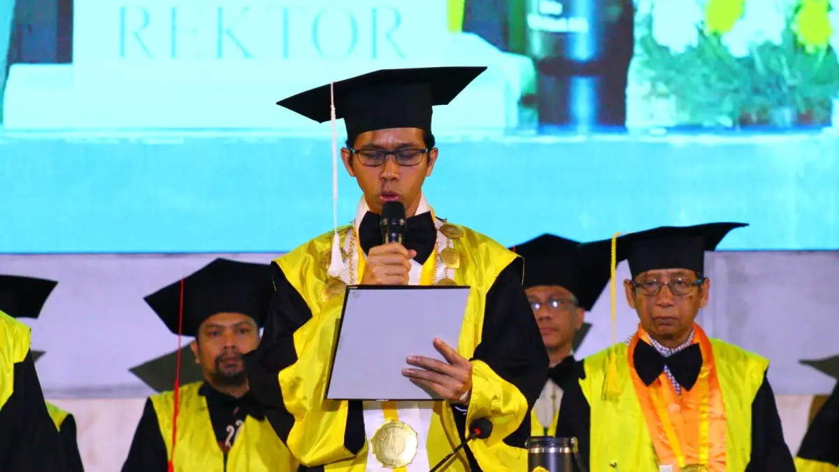 MEMBERIKAN DAMPAK: Rektor Unram Prof. Dr. Sukardi, M.Pd (berdiri) memberikan sambutan pada wisuda selama dua hari, 23–24 September di Auditorium M. Yusuf Abu Bakar. Ribuan lulusan diingatkan terus beradaptasi.