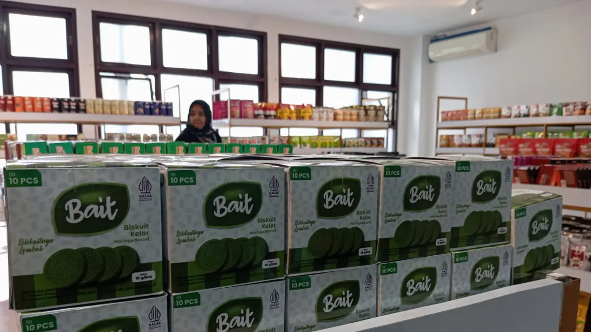 OLEH-OLEH: Deretan produk biskuit milik UMKM Pawon Pengsong yang dipasarkan di pusat oleh-oleh khas NTB, beberapa waktu lalu. (FERIAL/LOMBOK POST)