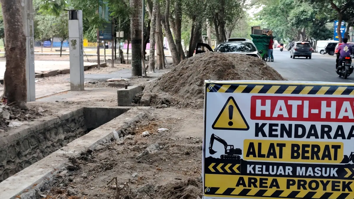 PERBAIKI: Sejumlah pengendara bermotor melintasi area perbaikan Alun-Alun Tastura di Praya, Lombok Tengah, Rabu (23/9).