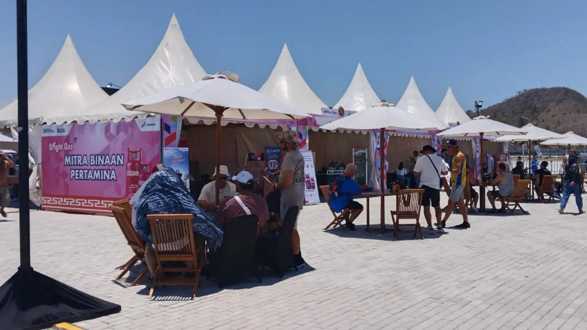 PERPUTARAN EKONOMI: Sejumlah penonton yang tengah berbelanja di booth UMKM yang disediakan dalam event MotoGP Mandalika, tahun lalu. (DOK/LOMBOKPOST)