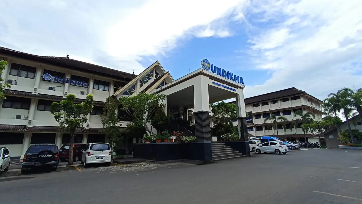 Sejumlah kendaraan terparkir di depan kampus Undikma, belum lama.&nbsp;(Facebook Undikma)