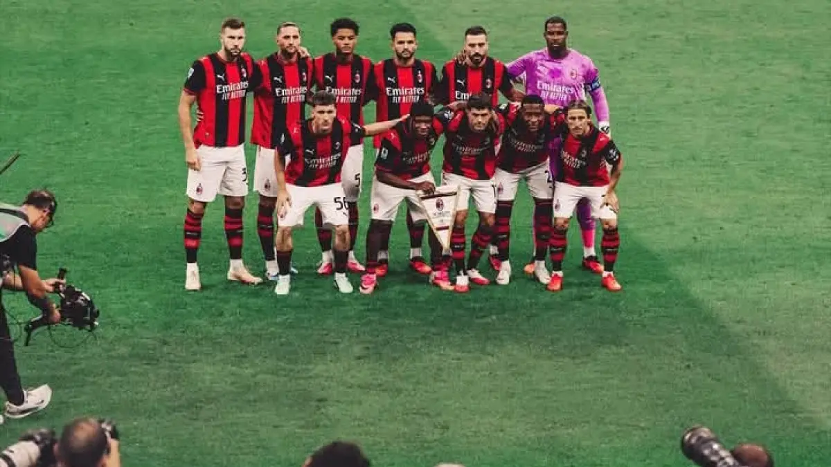 SIAP TANDING: Sesi foto para pemain AC Milan sebelum laga kontra Lecce. (Istimewa)