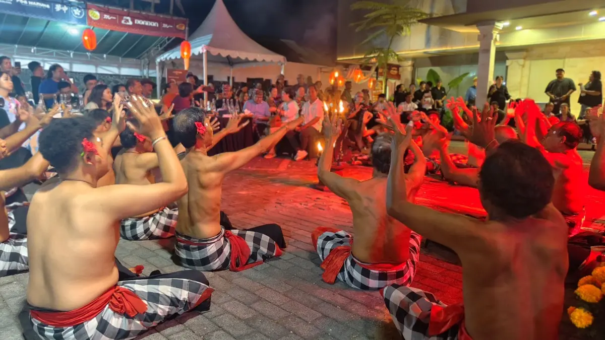 Tari Kecak turut memeriahkan rangkaian Danamon Matsuri 2026 yang diselenggarakan di Kantor Cabang Danamon Hayam Wuruk, Denpasar.