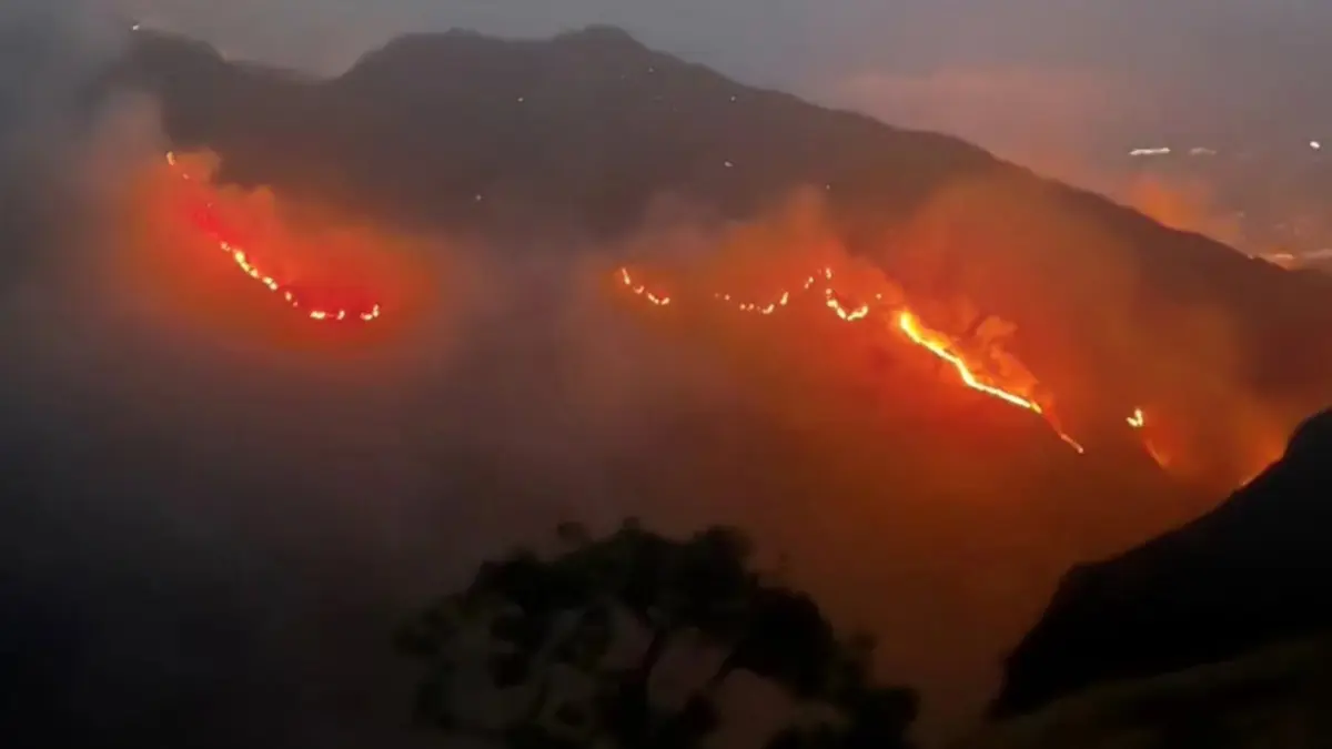 Visualisasi kebakaran hutan dan lahan yang melanda kawasan Bukit Setampol dan sekitarnya, Resor Torean, Lombok Utara. (BALAI TNGR FOR LOMBOK POST)