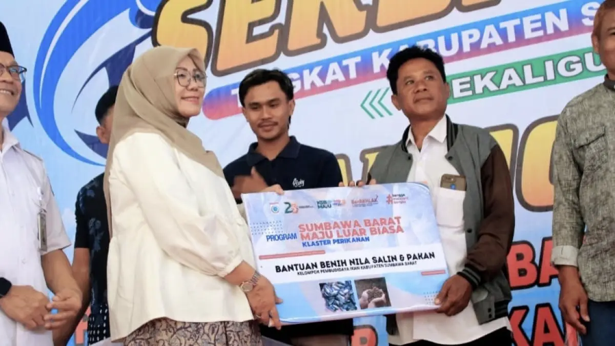 Wabup KSB Hanipah didampingi Kadis Perikanan KSB Agus Purnawan menyerahkan secara simbolis bantuan bibit ikan kepada masyarakat penerima, Rabu (23/9).