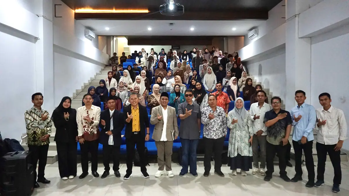 KOMPAK: Rektor UIN Mataram Prof Masnun bersama narasumber dan peserta berfoto bersama usai diseminasi dan peluncuran buku Beda Iman, Satu Tradisi: Harmoni Kultural Muslim dan Hindu di Lombok, di Lantai 2 Teater Perpustakaan UIN Mataram, Kamis (24/9). (DOK.UIN MATARAM)