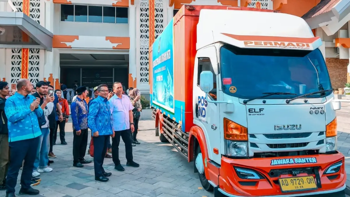 KOMODITAS UNGGULAN: Gubernur NTB Lalu Muhamad Iqbal bersama pihak terkait, melepas ekspor komoditas kemiri dan valini, dalam rangkaian peluncuran Program Pemberdayaan Komoditas Desa Devisa Kemiri NTB di Joint Program TJSL SMV Kemenkeu 2026, Kamis (24/9). (DISKOMINFOTIK NTB FOR LOMBOK POST)
