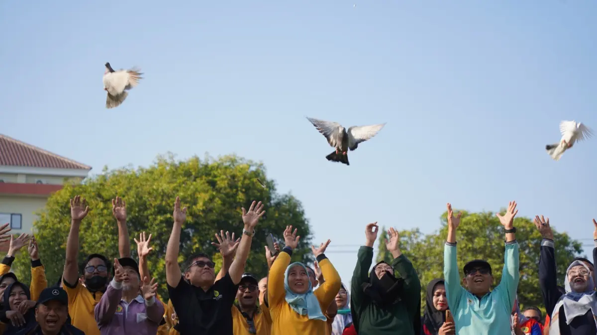 DIES NATALIS: Wakil Rektor Bidang Perencanaan, Kerja Sama, dan Sistem Informasi Dr. Sitti Latifah, S.Hut., M.Sc.Forest.Trop (tiga dari kanan) bersama civitas akademika melepas burung merpati sebagai tanda dibukanya Dies Natalis ke-64 di Lapangan Rektorat Unram, Jumat (25/9)