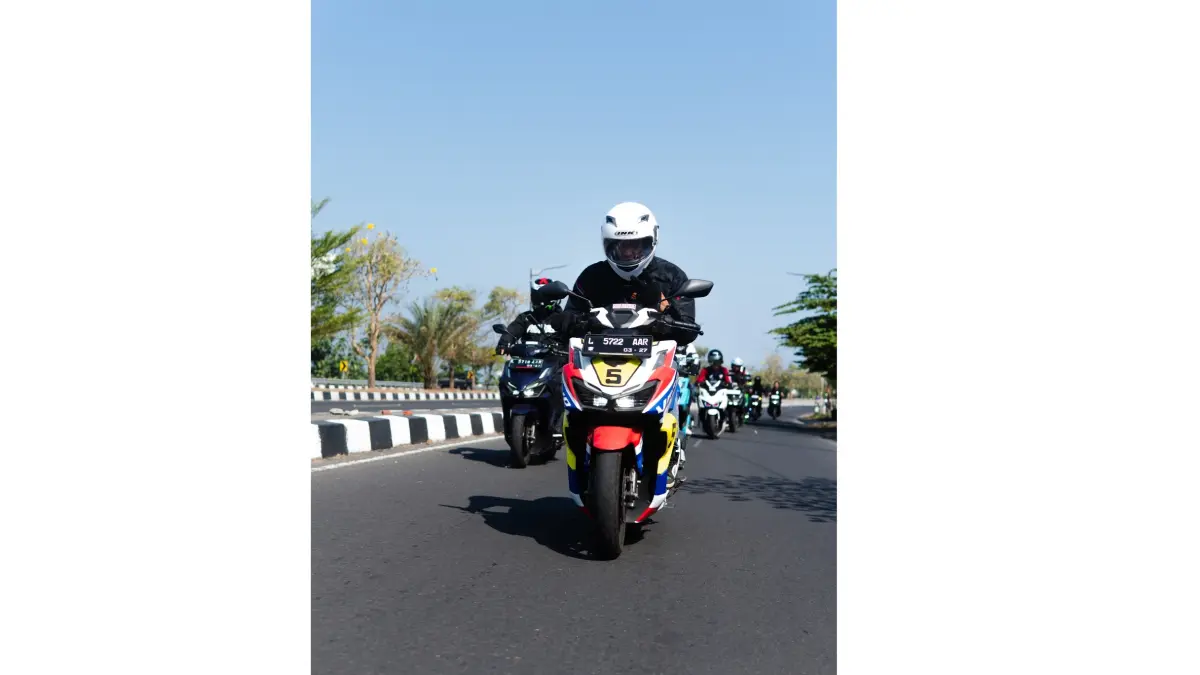 Aman Berkendara : Beberapa bikers Honda dengan perlengkapan berkendara yang lengkap.