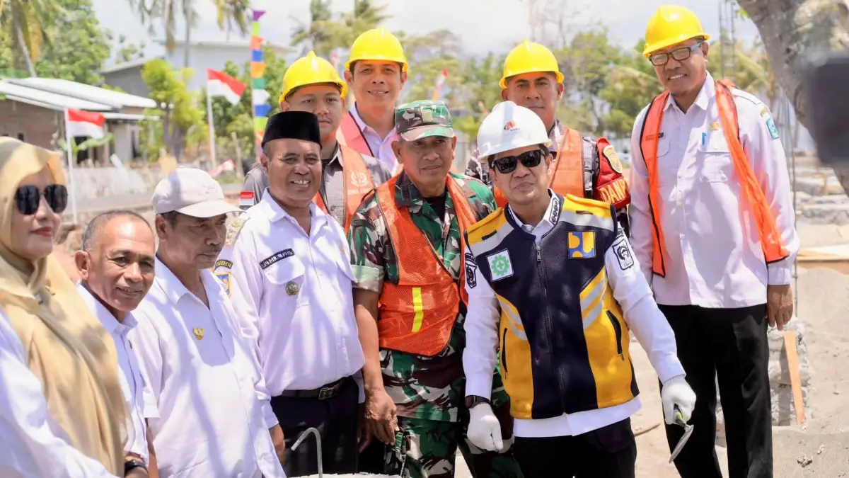 Bupati Dompu Bambang Firdaus meletakkan batu pertama pembangunan KNMP Desa Malaju, Kecamatan Kilo, Rabu (23/9).