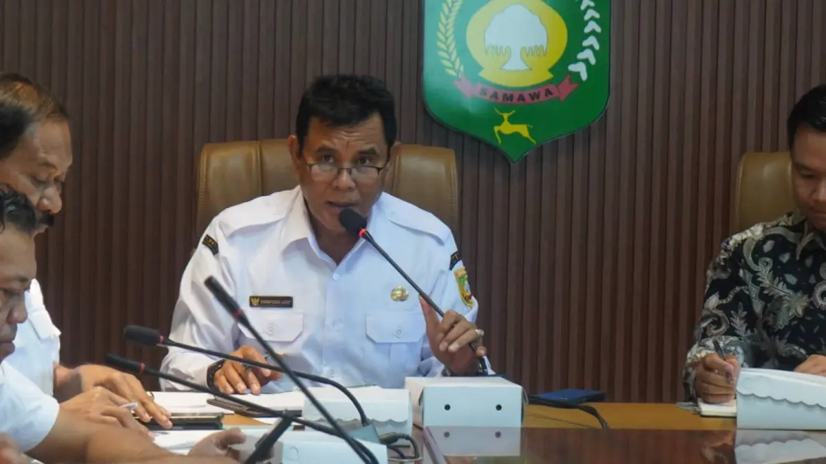 Bupati Sumbawa Syarafuddin Jarot memimpin rakor percepatan dukungan akses jalan program Lisdes di ruang rapat H Hasan Usman, Kantor Bupati Sumbawa, Kamis (24/9).