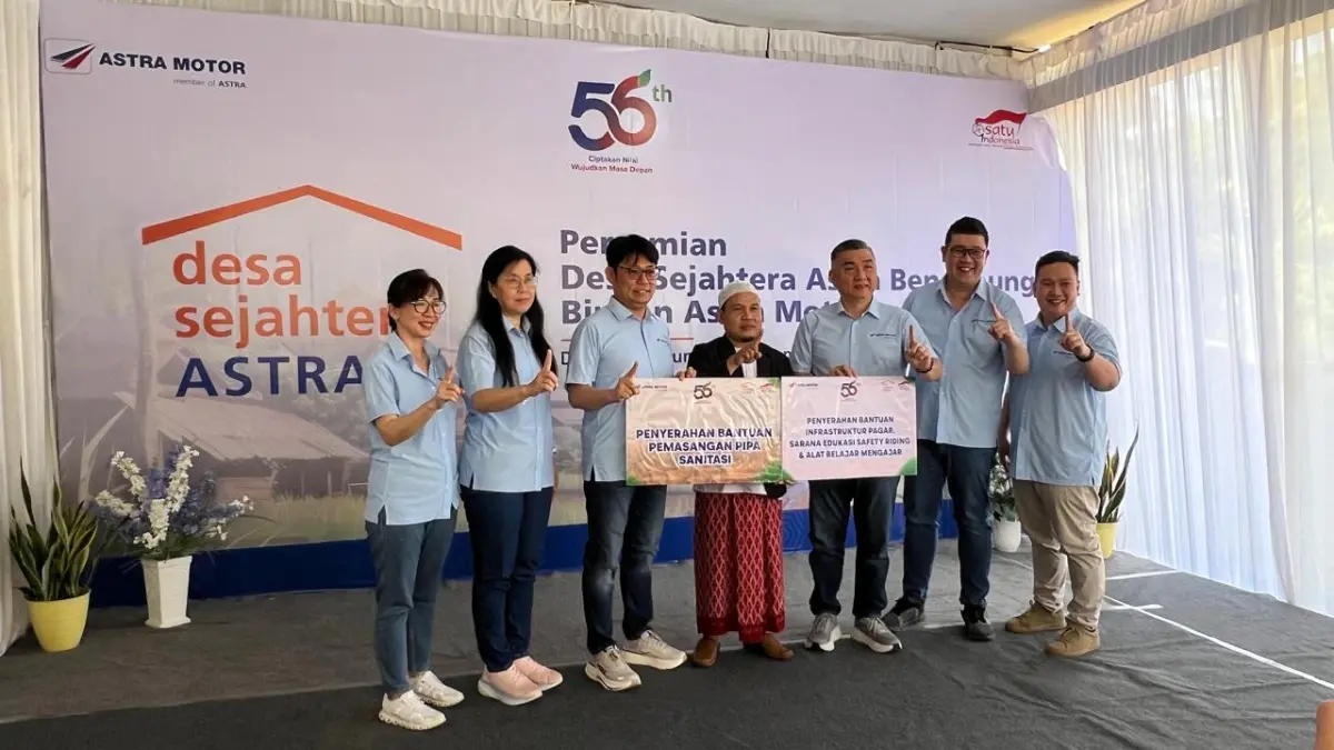 Foto bersama : Manajeman Astra Motor bersama kepala desa Bengkaung saat simbolis penyerahan CSR.