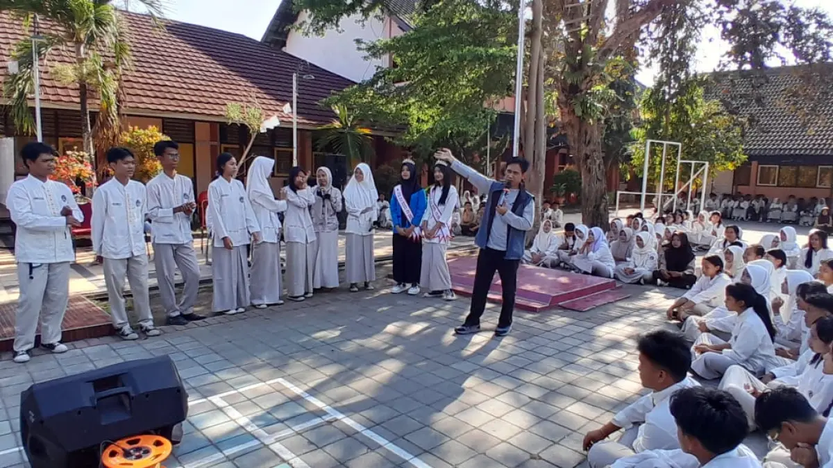 Kabid Kepemudaan Dikpora NTB, H. Tarmidzi saat menyampaikan materi di SMAN 4 Mataram. (DIKPORA NTB)