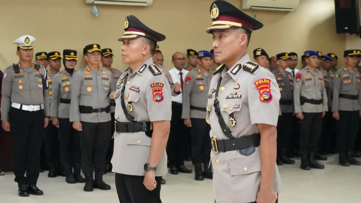 Kombes Pol. dr. Iskandar (kanan) resmi menjabat Kabiddokkes Polda NTB menggantikan Kombes Pol. Dr. dr. I Komang Tresna.
