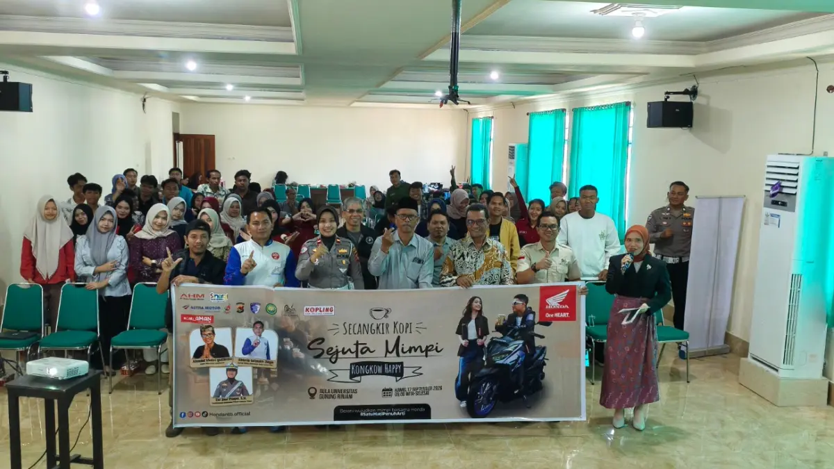 kompak: Tim safety riding Astra Motor NTB bersama narasumber lainnya dan mahasiswa Universitas Gunung Rinjanji