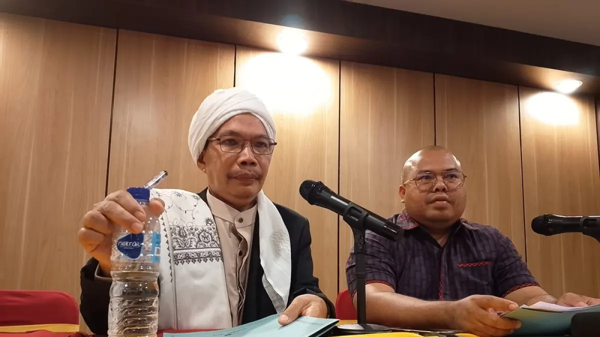 Penasihat Hukum Yuda Aditia Maatfa (kanan) mendampingi H Muhammad Imanuddin Sumar yang dituduh melakukan pelecehan seksual terhadap santri saat jumpa pers, Rabu malam (23/9).