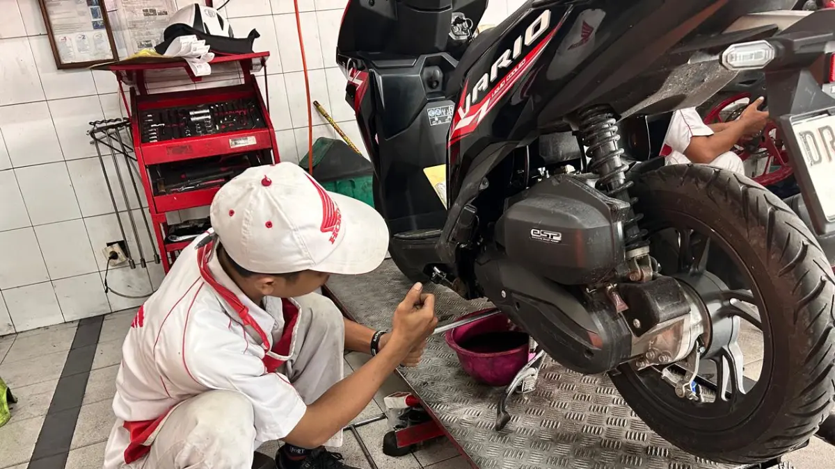 Servis Berkala : Mekanik Honda saat servis salah satu motor konsumen