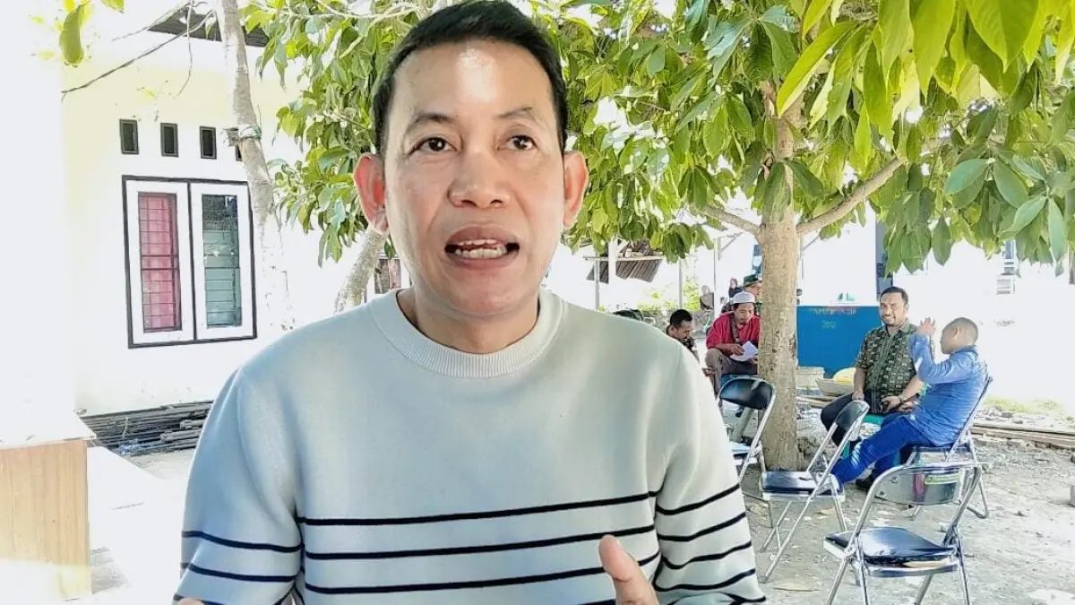 SOROT DESIL: Wakil Ketua Komisi IV DPRD Lombok Barat Dr Syamsuriansyah saat memantau penyaluran bansos di wilayah Kecamatan Labuapi, Kamis (24/9/)
