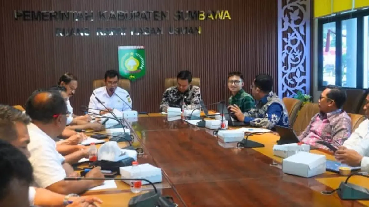 Suasana rapat koordinasi percepatan dukungan akses jalan, untuk realisasi Program Lisdes yang digelar di Ruang Rapat Hasan Usman, Kantor Bupati Sumbawa, Rabu (24/9). (PROKOPIM SUMBAWA FOR LOMBOK POST)