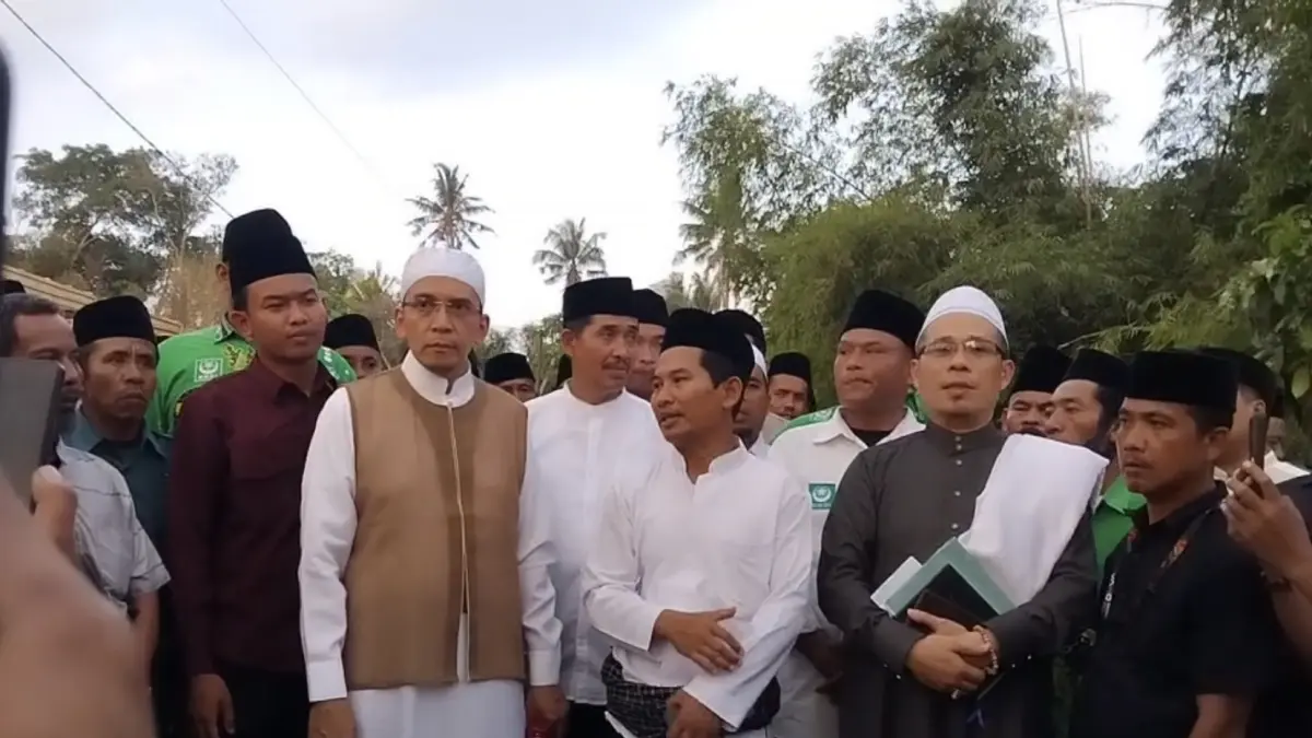 Usai menggelar sesi doorstop bersama jajaran wartawan, TGB Muhammad Zainul Majdi sempat berkeliling meninjau aset Ponpes Abul Barakat Wannafahat di Bunkate, Loteng, Jumat (25/9).