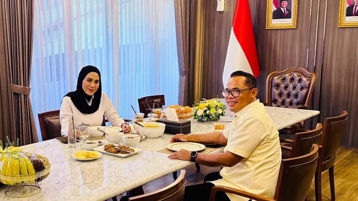 SILATURAHMI: Ketua DPD II Partai Golkar Kota Mataram Rino Renaldi saat menemui Wakil Ketua DPR RI Sari Yuliati di ruang kerjanya. Pertemuan tersebut sekaligus membahas perkembangan partai serta pelaksanaan sejumlah program untuk masyarakat Kota Mataram.