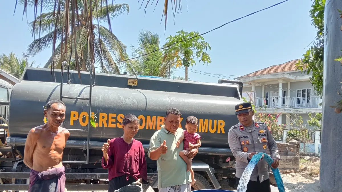 AIR BERSIH: Personil Polres Lombok Timur saat menyalurkan air bersih di Jerowaru