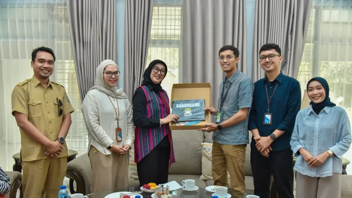 Bunda Literasi Provinsi NTB Sinta Iqbal menerima 15 paket Pertakid dari Pertamina Patra Niaga IT Ampenan untuk mendukung Program Gelitra dan memperluas literasi anak di NTB.