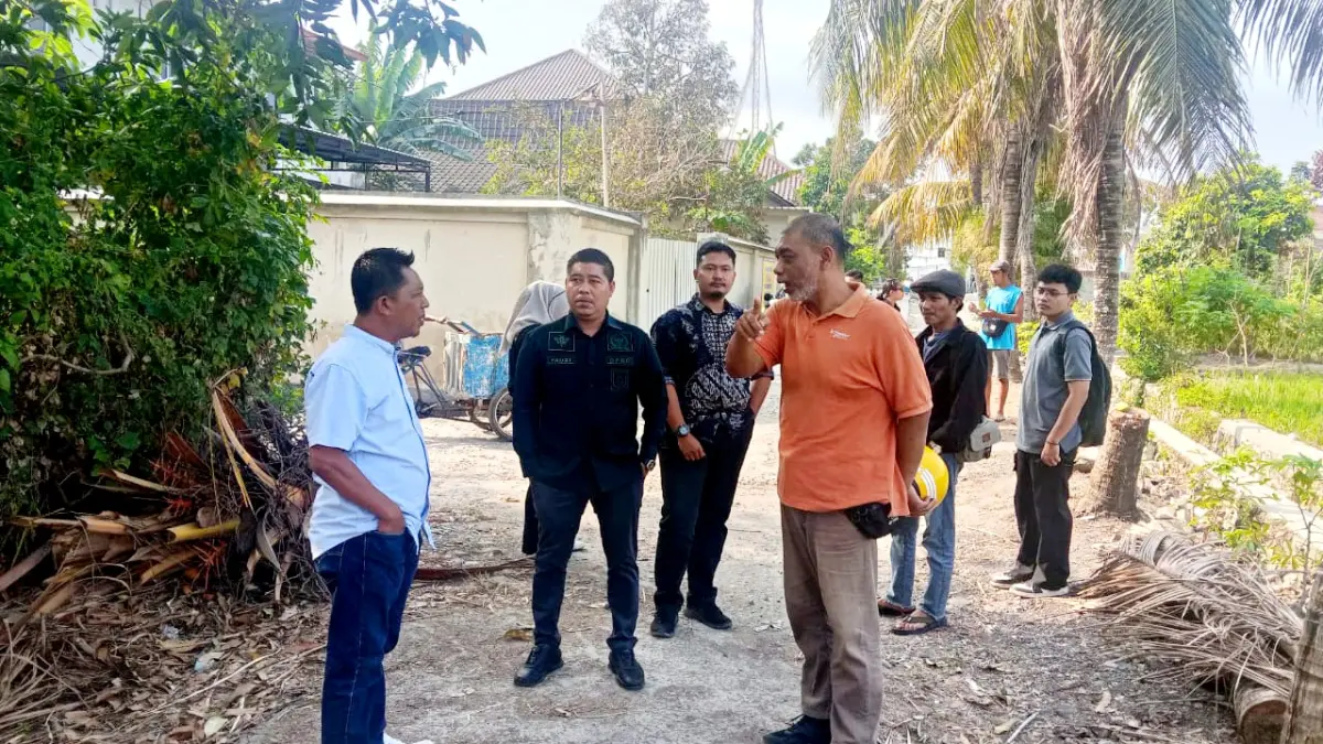 CEK LAPANGAN: Komisi III DPRD Lobar saat turun sidak ke Desa Bagek Polak, Kecamatan Labuapi, Lombok Barat (Lobar), Selasa (23/9).