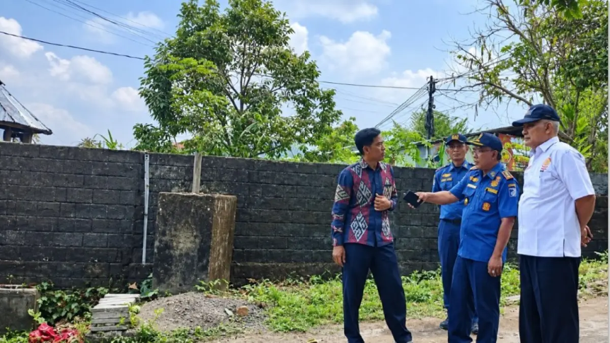 CEK LOKASI UPT: Kadis Damkarmat Lobar Suherman (dua dari kanan) saat mengecek lokasi UPT Narmada, beberapa hari lalu. (IST/LOMBOK POST)