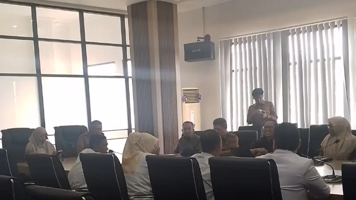 DIMULAI: Pemkab Lobar membuka seleksi Sekda Definitif bersama tim pansel dan asesor profesional di Ruang Senggigi Kantor Bupati Lobar. (NURUL/LOMBOK POST)