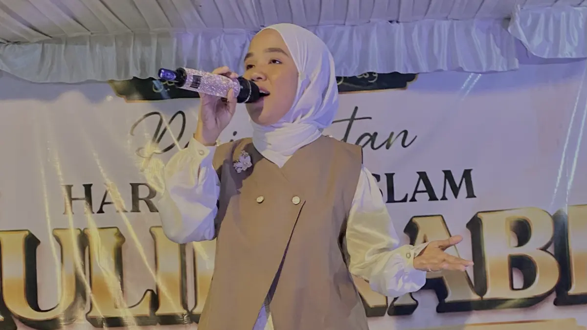 Eni Oktaviani alias Enio Shadu saat beraktivitas di luar ruangan. (IST/LOMBOK POST)