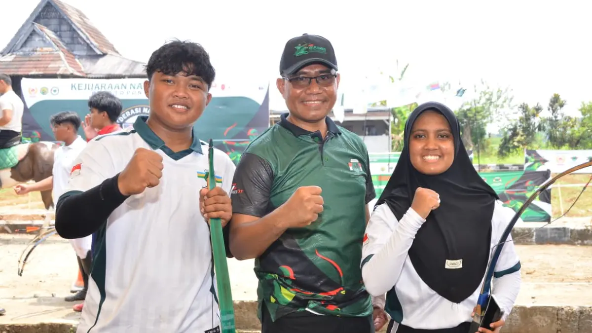 Ketua Pengprov Berkuda Memanah NTB Samsudin Magenda (tengah) bersama Tio Fawwaz dan Arum Nazlus Shobah. (DOK PORDASI BERKUDA MEMANAH NTB)