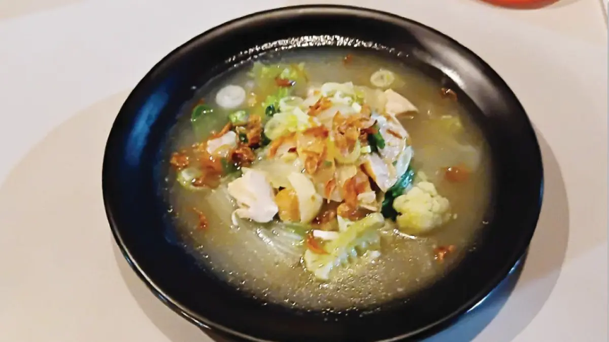 LENGKAP: Salah satu menu makan yang ditawarkan di Bhumi Resto. (NURUL/LOMBOK POST)