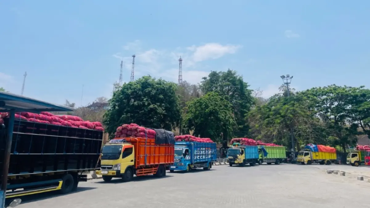 MASUK PELABUHAN: Beberapa truk pengangkut bawang merah masuk ke Pelabuhan Pelindo Lembar, beberapa hari lalu. (IST/LOMBOK POST)