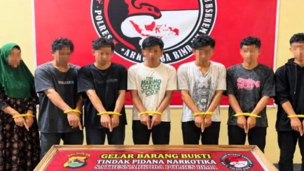 Pasutri HF dan AT serta rekannya diamankan bersama barang bukti sabu dan lainnya di Polres Bima, Rabu (23/9).