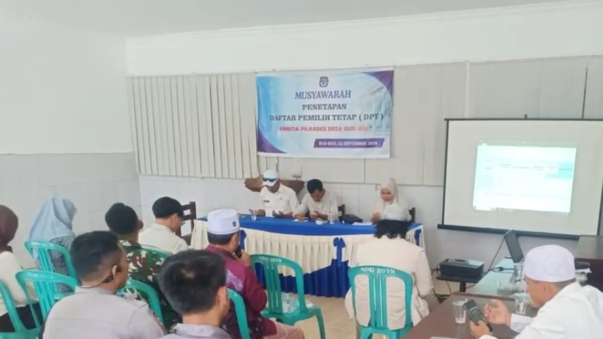 PENETAPAN DPT: Masyarakat Desa Bug-Bug saat mengikuti penetapan DPT di Kantor Desa Bug-Bug, Rabu (23/9). (IST/LOMBOK POST)