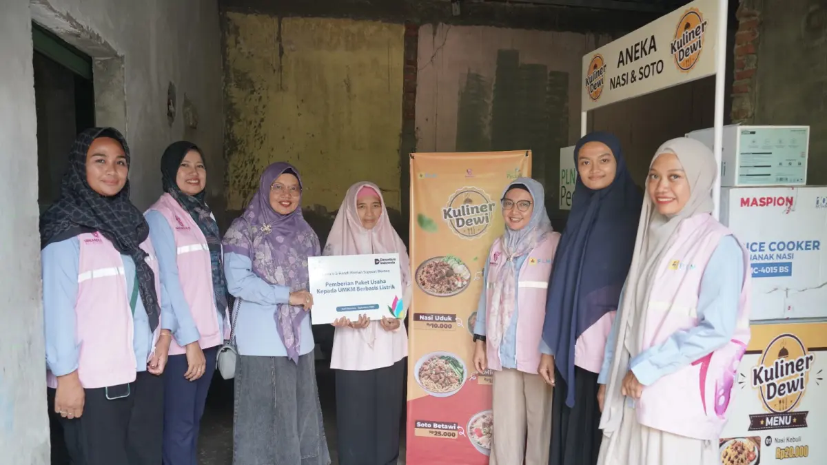 Penyerahan booth jualan serta kebutuhan produksi lainnya oleh Srikandi PLN kepada Ibu Laksmi, pemilik UMKM Dewi Kuliner.