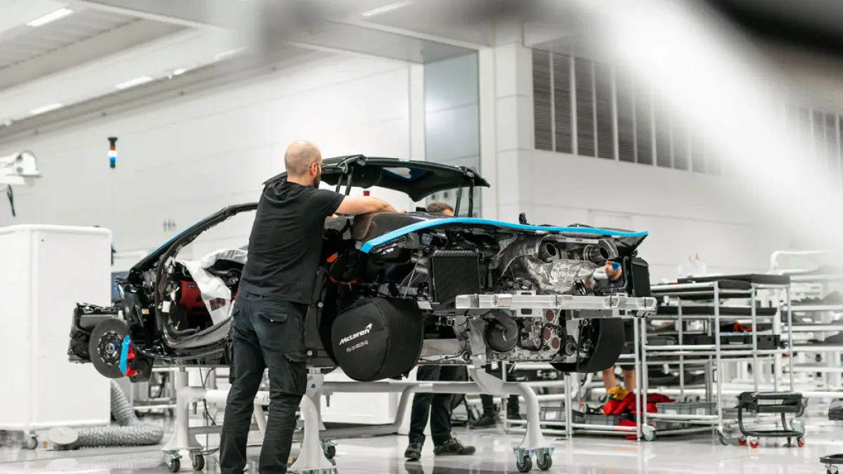 PERAKITAN: Perakitan mesin kendaraan yang diduga merupakan SUV pertama McLaren. (IST/LOMBOK POST)