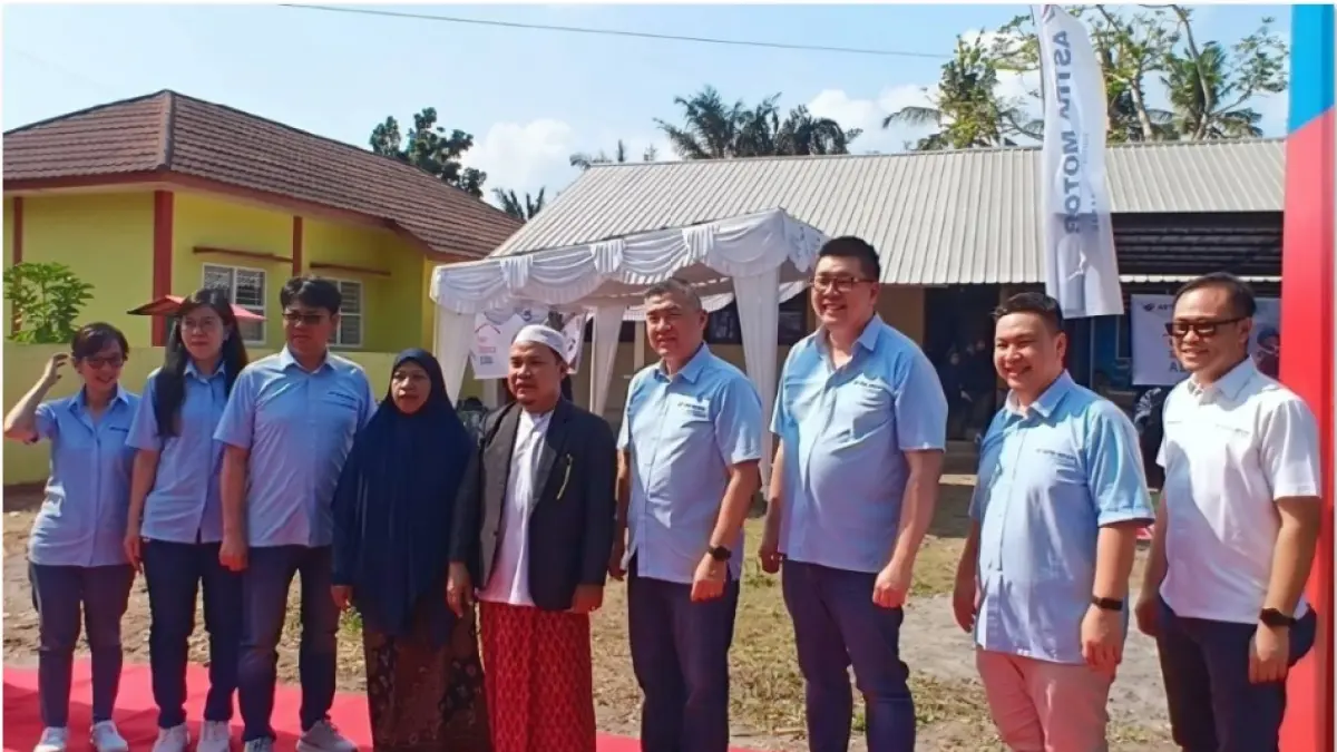 RESMIKAN: Pemdes Bengkaung dan Manajemen Astra Motor saat meresmikan lembaga pendidikan, Jumat (25/9). (NURUL/LOMBOK POST)