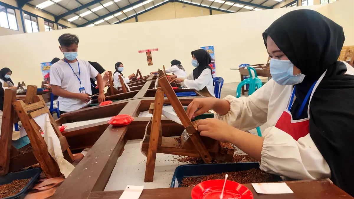TELATEN: Johariah salah satu karyawan sibuk melinting rokok di area gedung C Sentra Industri Hasil Tembakau (SIHT) Lombok Tengah di Desa Barabali, Batukliang.