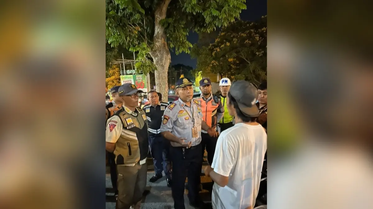 Tim gabungan dipimpin KTU UPTD Perparkiran M Zuhran Kausar, terdiri atas unsur Dishub Kota Mataram, Polresta Mataram, Denpom, Satpol PP, PPNS, Bidang Dalop, dan UPTD Perparkiran melaksanakan pengawasan dan penindakan terhadap juru parkir (jukir) yang belum terdaftar secara resmi, Kamis malam (24/9).