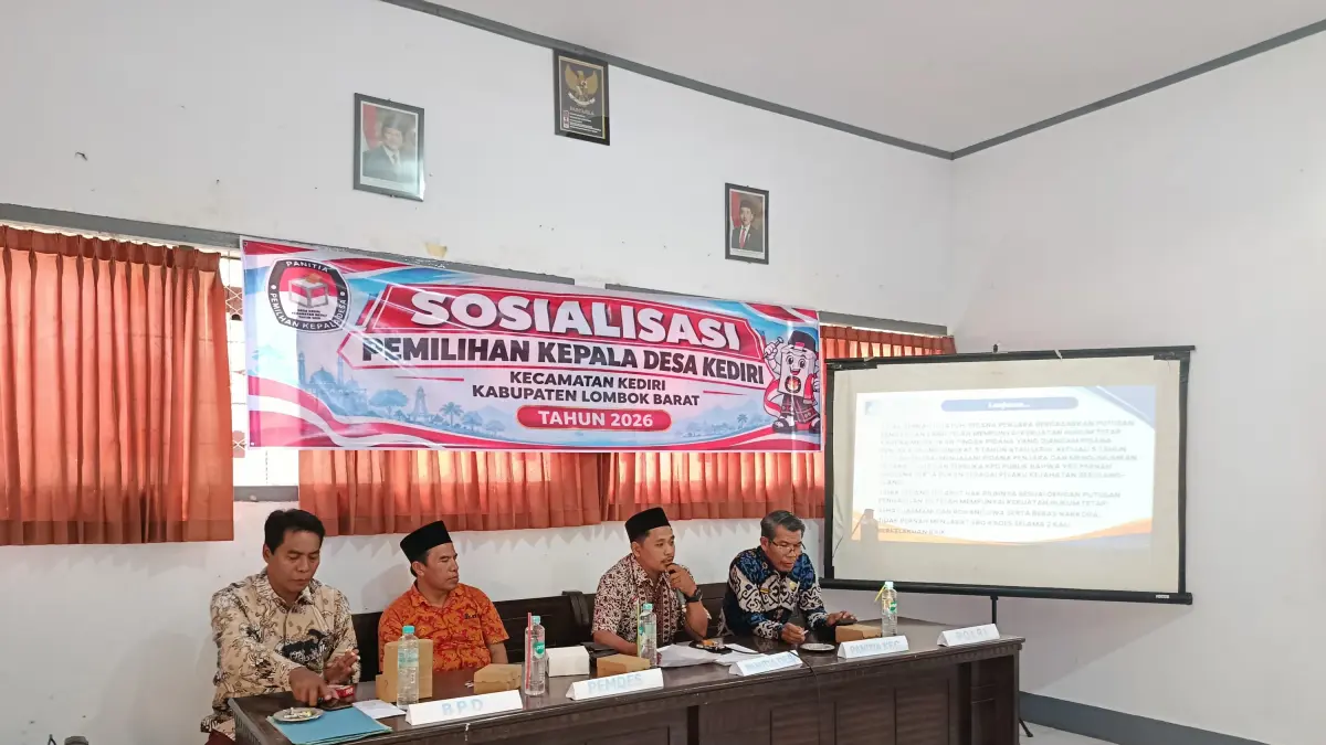 SOSIALISASI PILKADES: Panitia Pemilihan Kepala Desa Kediri menggelar sosialisasi tahapan Pilkades 2026 di Desa Kediri, Lombok Barat, Kamis (24/9). Kegiatan diikuti kepala dusun, BPD, kepala desa, tokoh agama, tokoh pemuda, tokoh masyarakat dan 41 ketua RT. (Yki/Lombok Post)