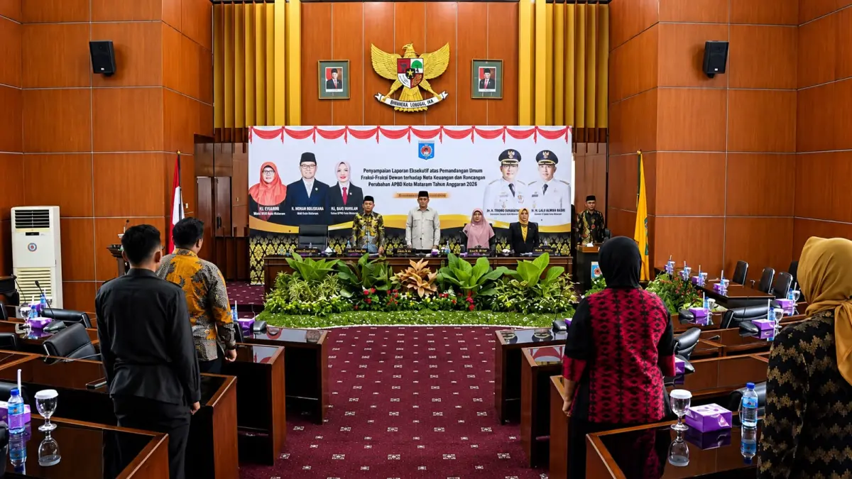 Momen menyanyikan lagu nasional sebelum memulai rapat paripurna DPRD Kota Mataram dalam rangka Jawaban Eksekutif atas Pemandangan Umum Fraksi-Fraksi DPRD terhadap Nota Keuangan dan Rancangan Perubahan APBD Kota Mataram tahun Anggaran 2026, Jumat (27/9).