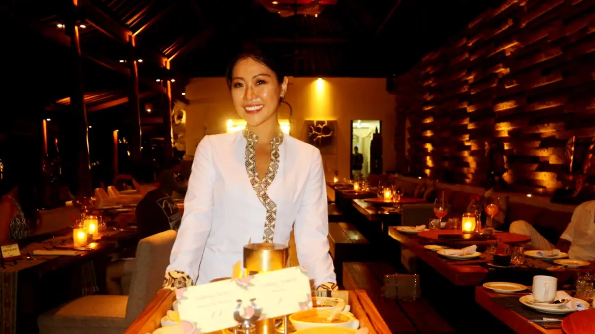 KULINER OTENTIK JAWA: Chef Jeny Hendrawati (kiri) saat menyiapkan hidangan dalam acara takeover kuliner bertajuk "The Taste of Java" di Qunci Villas, Senggigi, Sabtu malam (26/9).