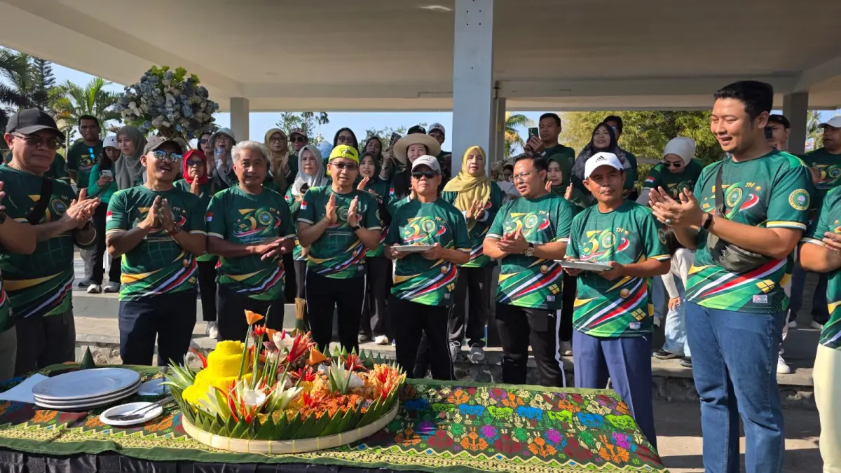 Momen menyanyikan lagu nasional sebelum memulai rapat paripurna DPRD Kota Mataram dalam rangka Jawaban Eksekutif atas Pemandangan Umum Fraksi-Fraksi DPRD terhadap Nota Keuangan dan Rancangan Perubahan APBD Kota Mataram tahun Anggaran 2026, Jumat (27/9).