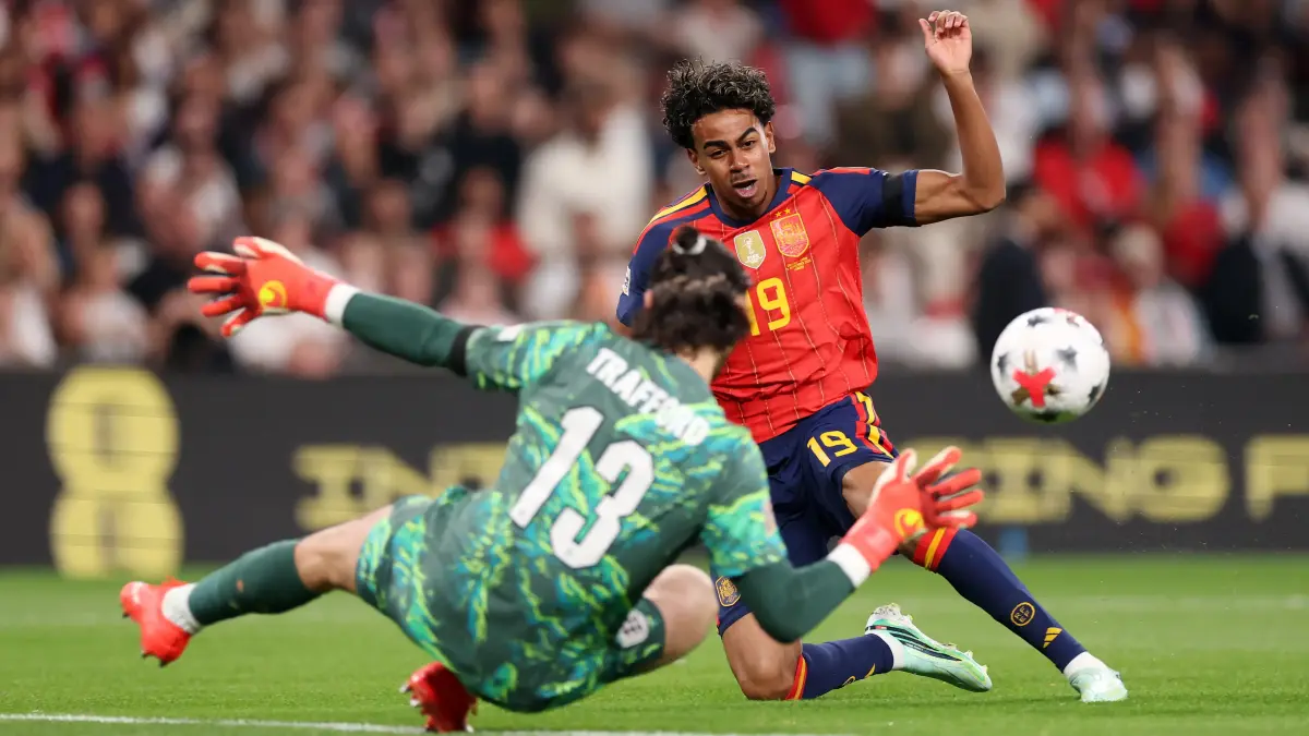Tampil impresif lawan Inggris, Lamine Yamal tak hanya cetak gol tapi juga rajin membantu pertahanan Timnas Spanyol.
