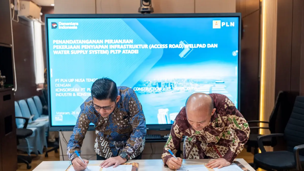 General Manager PT PLN (Persero) UIP Nusra RDW. Manurung (kanan) bersama Hendra Fitria selaku Leader Konsorsium PT PLN Nusantara Power Construction dan PT Wijaya Karya Industri & Konstruksi menandatangani kontrak pekerjaan penyiapan infrastruktur pendukung PLTP Atadei.