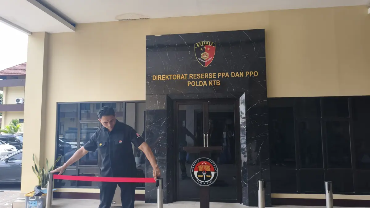 Anggota Bidhumas Polda NTB merapikan pembatas sebelum press rilis di depan kantor Ditres PPA-PPO Polda NTB, beberapa waktu lalu.