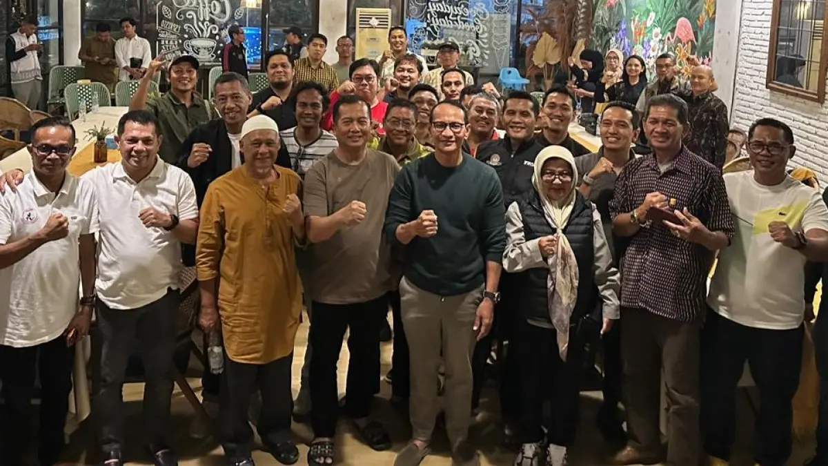Gubernur NTB Lalu Muhamad Iqbal bersama Wali Kota Mataram Mohan Roliskana saat bertemu bersama pengurus cabor dan KONI kabupaten/kota, Jumat (25/9) malam.